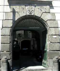Napoli - piazza Sannazzaro - ingresso palazzo d'Alessandro