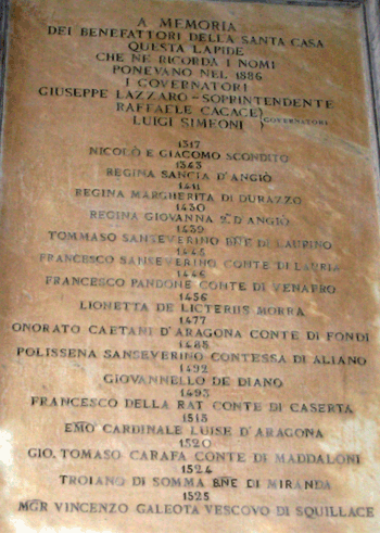 Napoli - targa in memoria dei benefattori dal 1317, posta dai Governatori della Casa SS. Annunziata nel 1886